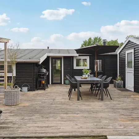 3 Bedroom Amazing In Semesterbostad