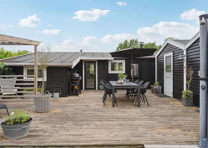 3 Bedroom Amazing In Holiday home